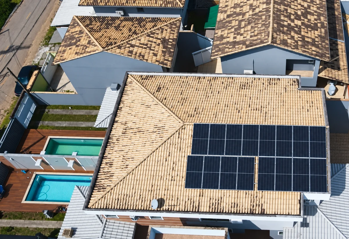 Imagem aprimorada de instalação de painéis solares da SIGASOLAR no bairro Ouro Verde, em Rio das Ostras
